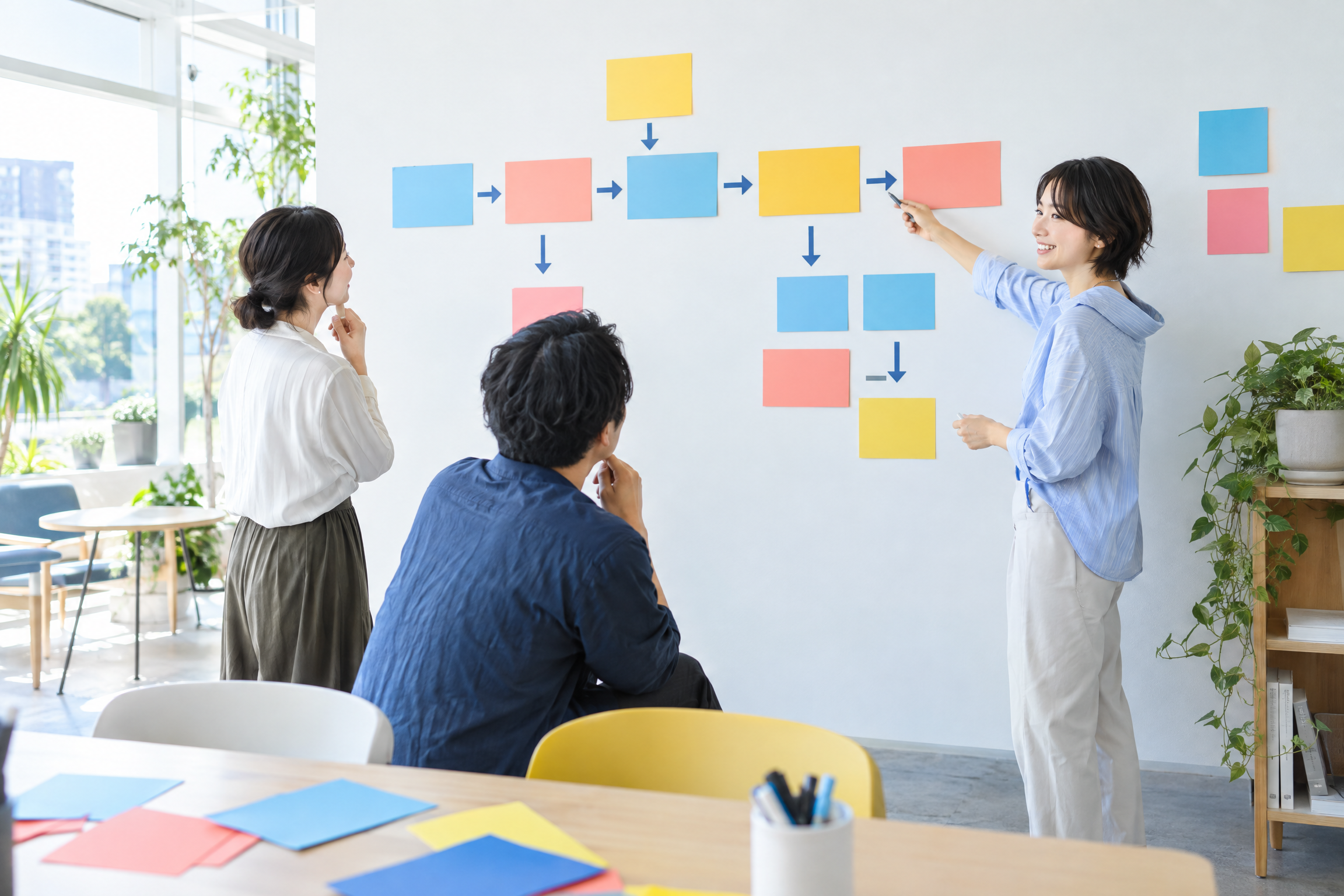 学びの場で、業務の流れを色のついたカードに並べて相談する人たち